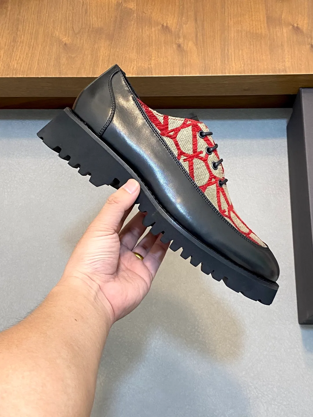 Men's shoes 💰740 VALENTINO Valentino's new men's fashionable casual leather shoes. These leather shoes are made of imported cowhide leather uppers, dyed calfskin lining and calfskin insoles. The upper foot is soft, comfortable and breathable. Comes with complete packaging in the original box! Visible details and quality. Size: 39-44 (customized at 38.45.46)